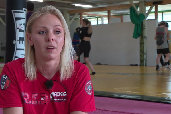 Angélique dans son club de Krav-Maga