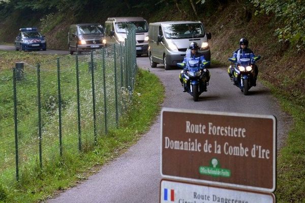 Sur la route forestière de la Combe d'Ire,ou a eu lieu la mystérieuse fusillade,le cortége funéraire escorté par la gendarmerie début septembre 2012