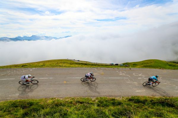 Tour de France. Les coureurs dans le Col d'Aubisque.