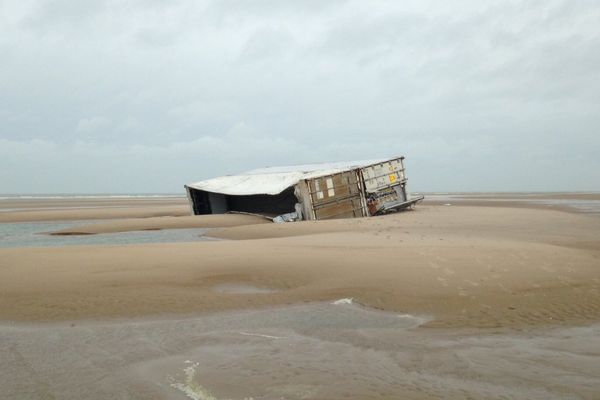 Un container sur la plage de Marck-en-Calaisis, ce lundi matin.