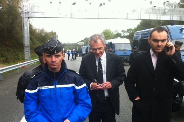 Le préfet du Finistère vient constater les dégâts à Pont-de-Buis après les affrontements de samedi