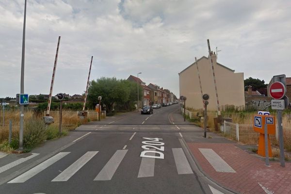 Le cycliste a été percuté sur le passage à niveau 186, rue Félix Coquelle à Dunkerque.