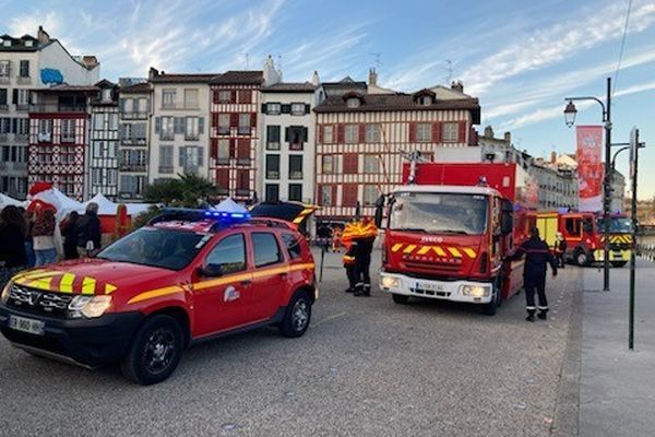 Rue Suzeye à Bayonne, un immeuble menace de s'effondrer ce 10 décembre.