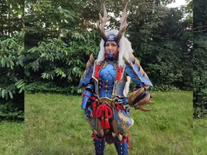 Cos-me-Ven dans son armure Azure Starlord issue du monde de Monster Hunter