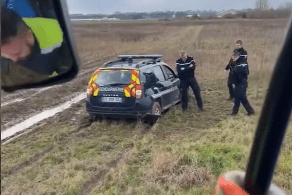 Un équipage de gendarmes embourbés a été secouru par des agriculteurs dans le Loiret.