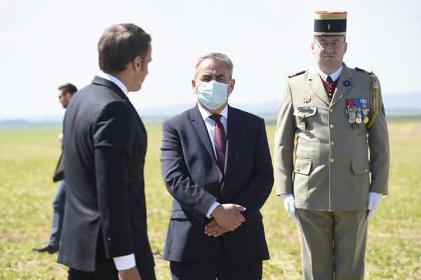 Xavier Bertrand et Emmanuel Macron lors des commémorations de la bataille de Montcornet, dans l'Aisne, le 17 mai.