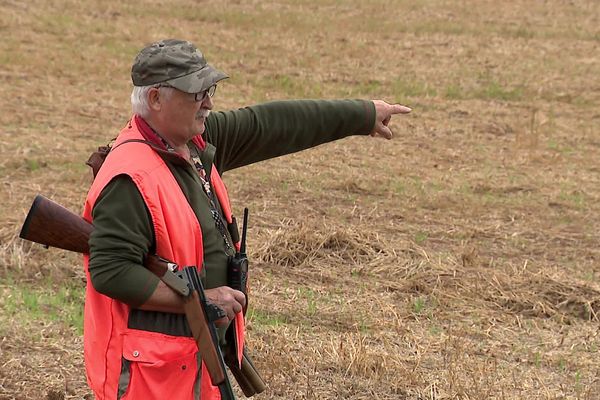 Pendant plusieurs semaines, la saison des vendanges et celle de la chasse coïncident. Ici, un chasseur à proximité des rangées de vignes, dans le Poitou.