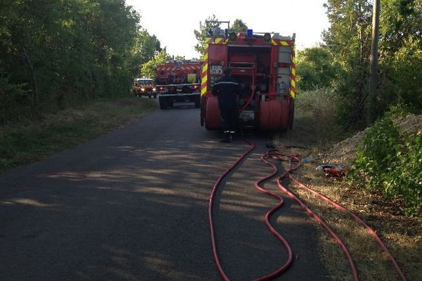 Les pompiers de la Nièvre interviennent sur un important feu de végétation dans la région de Clamecy, samedi 14 juillet 2015.