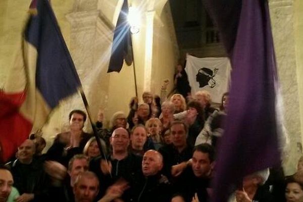 Les partisans de Laurent Marcangeli chantant La Marseillaise sur le péron de l'Hôtel de ville