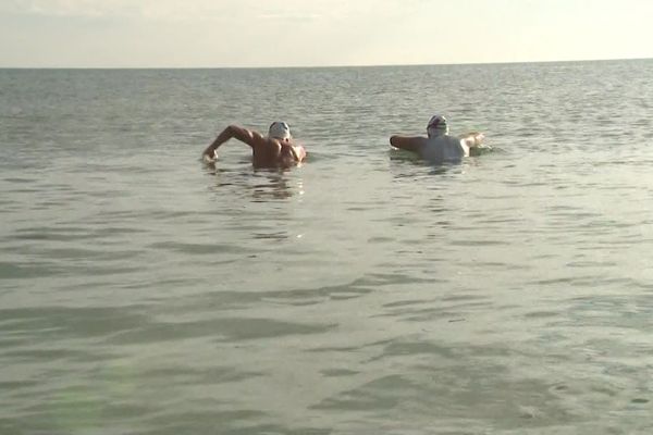 Arnaud Chassery et Nino Fraguela ont nagé pendant six heures entre le cap Gris-Nez et le cap Blanc-Nez.