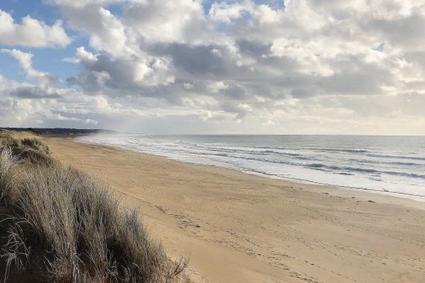 A l'image de la plage de Surtainville, en dépit de nuages parfois nombreux les côtes occidentales de la Manche bénéficieront tout de même  d'éclaircies qui leur permettront de rester à l'écart de la pluie.