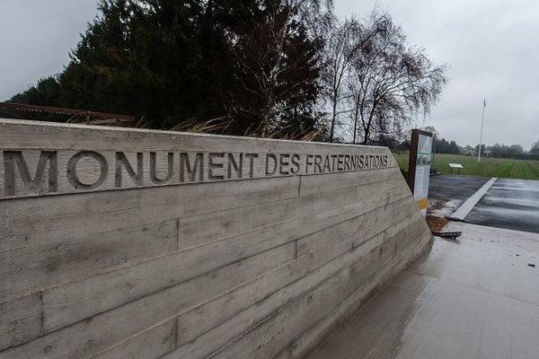 L'accès au monument des fraternisations à Neuville-Saint-Vaast