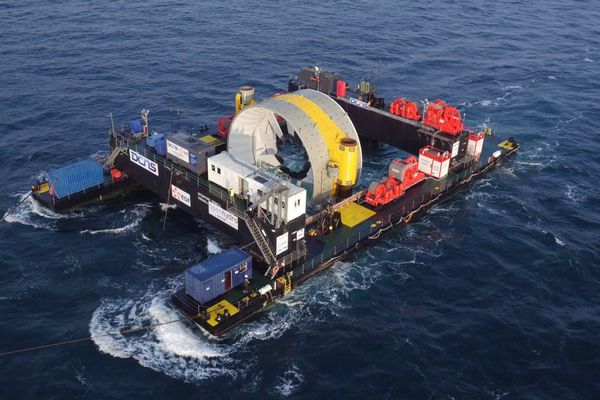 La barge qui a permis de déposer l'hydrolienne à 40 mètres de profondeur à coté de Bréhat