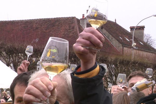 Des coupes se lèvent à la santé du vin jaune lors de l'édition 2024 de la Percée du vin jaune à Arbois (Jura), le 3 février 2024.