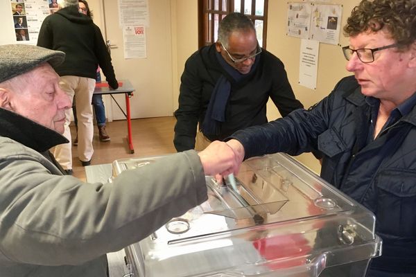 Le bureau de vote de Louhans (Saône-et-Loire) ce dimanche matin 22 janvier