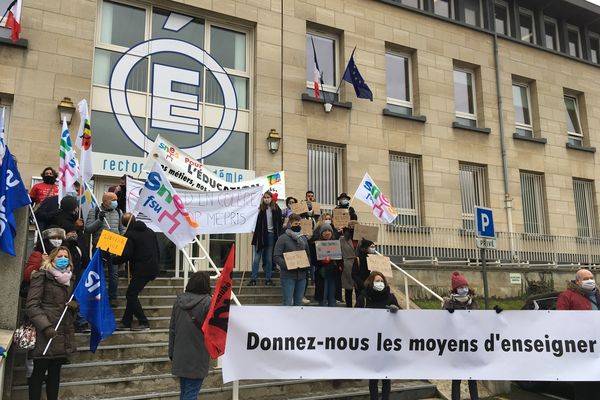 Sur les marches du rectorat, 190 personnes du monde enseignant et étudiant se sont rassemblées.