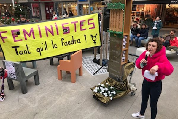 L’Intercollectif féministe de Saint-Nazaire a inauguré un monument aux mortes sur la place des droits de l'Homme à l'issue d'une manifestation contre les violences faites aux femmes.