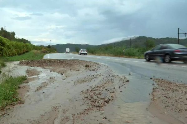 Une route départementale de la Drôme endommagée par une coulée de boue le 18 septembre 2023