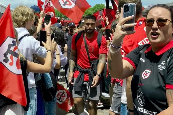 Les joueurs du Stade Toulousain acclamés par des centaines de supporters au Stade Ernest Wallon.