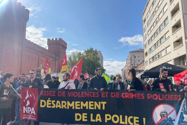 Le cortège de la manifestation contre les violences policières devant la prison Saint-Michel à Toulouse