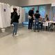 Des électeurs de Cronenbourg se rendent au bureau de vote pour les élections législatives 2024.