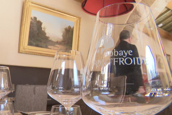 Verres dans la salle de restaurant de l'abbaye de Fontfroide (Aude)