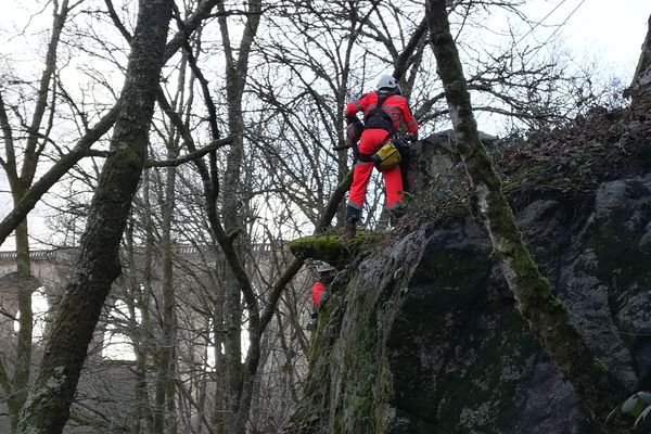 La falaise doit être consolidée pour la sécurité des promeneurs. L'escalade restera interdite.