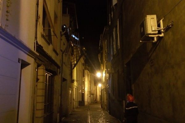 Les pompiers ont dû intervenir plusieurs fois dans la nuit pour sécuriser des toitures endommagées. 