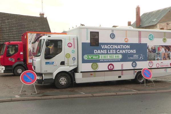 Depuis le jeudi 21 janvier, un bus du Conseil départemental de l'Allier est déployé pour la campagne de vaccination contre le COVID 19.