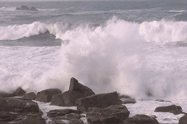 Le spectacle des fortes vagues sur le littoral du nord Finistère ce samedi 1er février