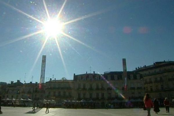 Montpellier - soleil sur la place de la Comédie - archives