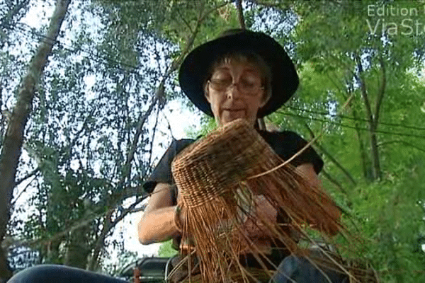 A Filitosa, les métiers traditionnels sont mis à l'honneur. Nathalie est vannière.