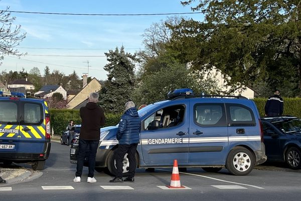 Les gendarmes ont bloqué cette rue de Fussy, au nord de Bourges, où s'est retranchée une personne âgée.