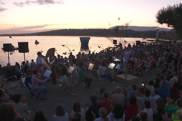 Concert à l'aube de l'Orchestre des nations, le 20 août 2023 sur le quai des Pâquis de Genève.