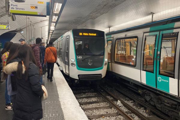 Métro 9 Pont de Sèvres.