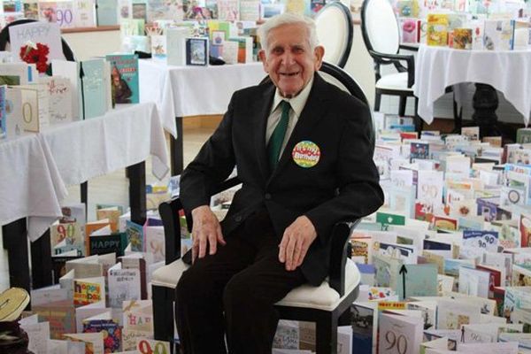 Bernard Jordan entouré des 2500 cartes d'anniversaire qu'il a reçus pour ses 90 ans