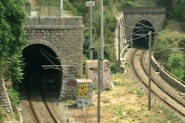 Les nouvelles rames de TER sont trop hautes pour passer en Italie par ces tunnels.