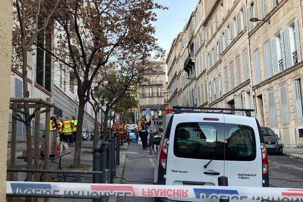 L'incendie s'est déclaré rue Bossuet, à quelques mètres de la place Castellane, dans le 6e arrondissement de Marseille. Ce lundi 25 décembre, les secours étaient encore sur place le matin.