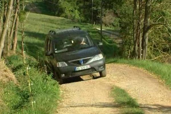 A bord de son véhicule, l'éleveur fait une démonstration à notre équipe