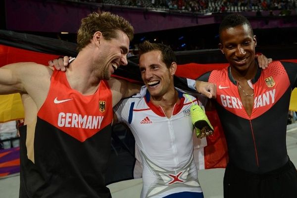 Renaud Lavillenie, entouré de Björn Otto (à gauche) et Raphael Holzdeppe (à droite) à Londres lors des Jeux Olympiques 2012, devra à nouveau se méfier des deux Allemands en finale du concours de saut à la perche aux championnats d'Europe d'athlétisme en salle, dimanche après-midi, à Göteborg (Suède)