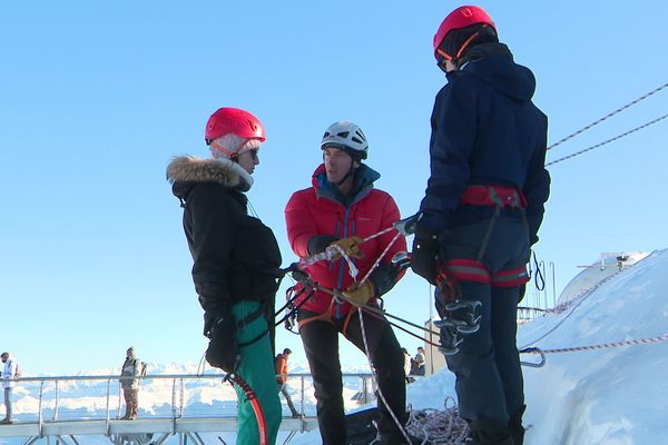 Victoire et Alexis suivent les derniers conseils de leur guide Eric Thone avant de se lancer pour escalader la cascade de glace