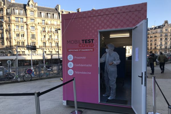 Deux centres de ce types sont déployés sur les parvis des gares de l'Est et de Lyon à Paris.