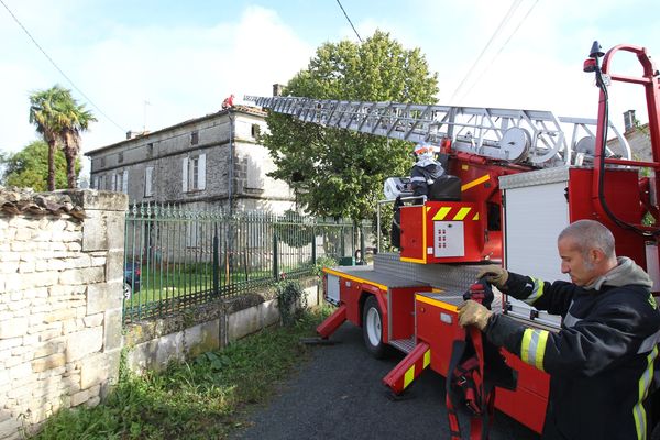 De nombreuses équipes de secours interviennent dans les villages touchés par la tornade.