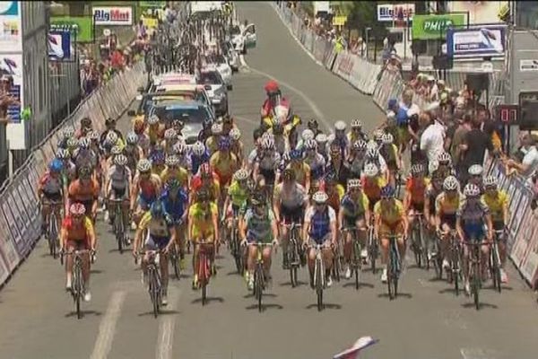 A Chantonnay, en Vendée, le départ des championnats de France de cyclisme féminin