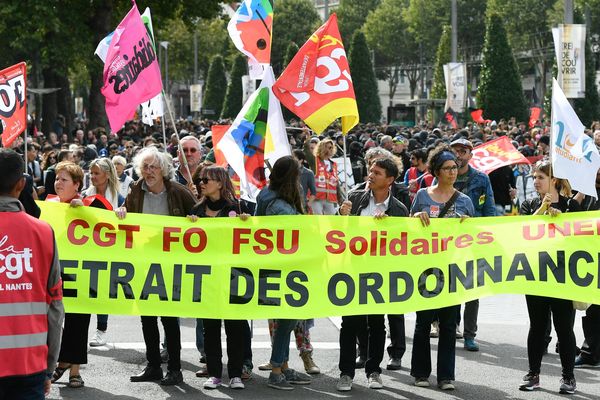 Les syndicats CGT, FO, FSU, Solidaires et Unef rassemblés derrière une même bannière lors de la manifestation du 12 septembre à Nantes.