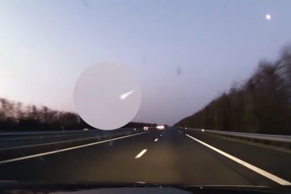 Capture d'écran de la vidéo du chauffeur de taxi qui a filmé la météorite dans le ciel breton.