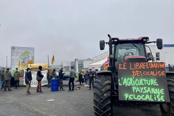 Depuis six heures du matin, les membres de la Confédération paysanne bloquent l'accès à la centrale Leclerc de Ruffec.