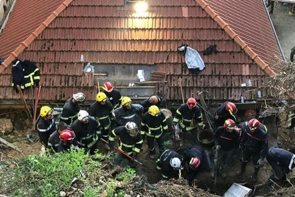 Les pompiers en train de rechercher une personne ensevelie à Nice le 3 novembre 2019.