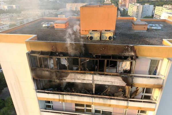 Le feu est parti au 14 ème étage d'un immeuble du quartier de la Mosson. Plusieurs dizaines de personnes ont été évacuées. Une centaine de pompiers sont sur place.