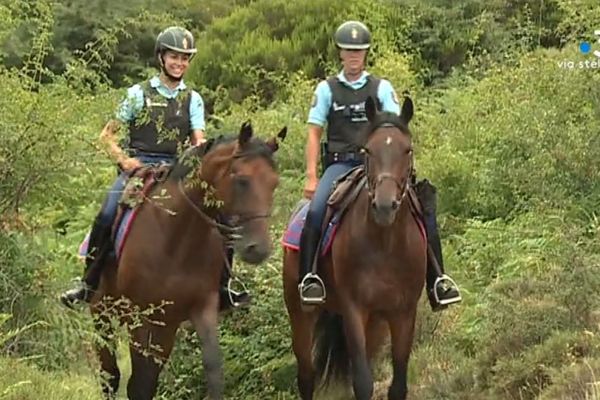 De cavalières de la Garde républicaine en patrouille dans l'Alta Rocca. 